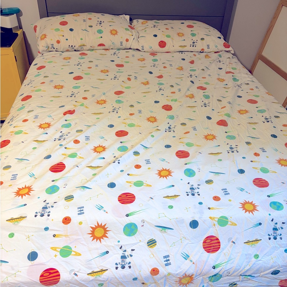 Crate and kids full/queen sheet set. Fitted, flat, and 2 pillowcases.